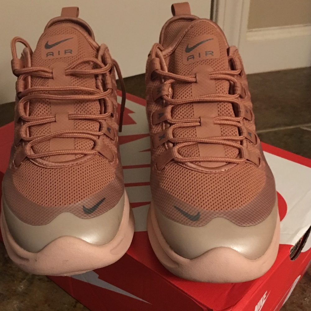 women's Nike Air Max Axis Trainers 8.5 - Picture 2 of 4